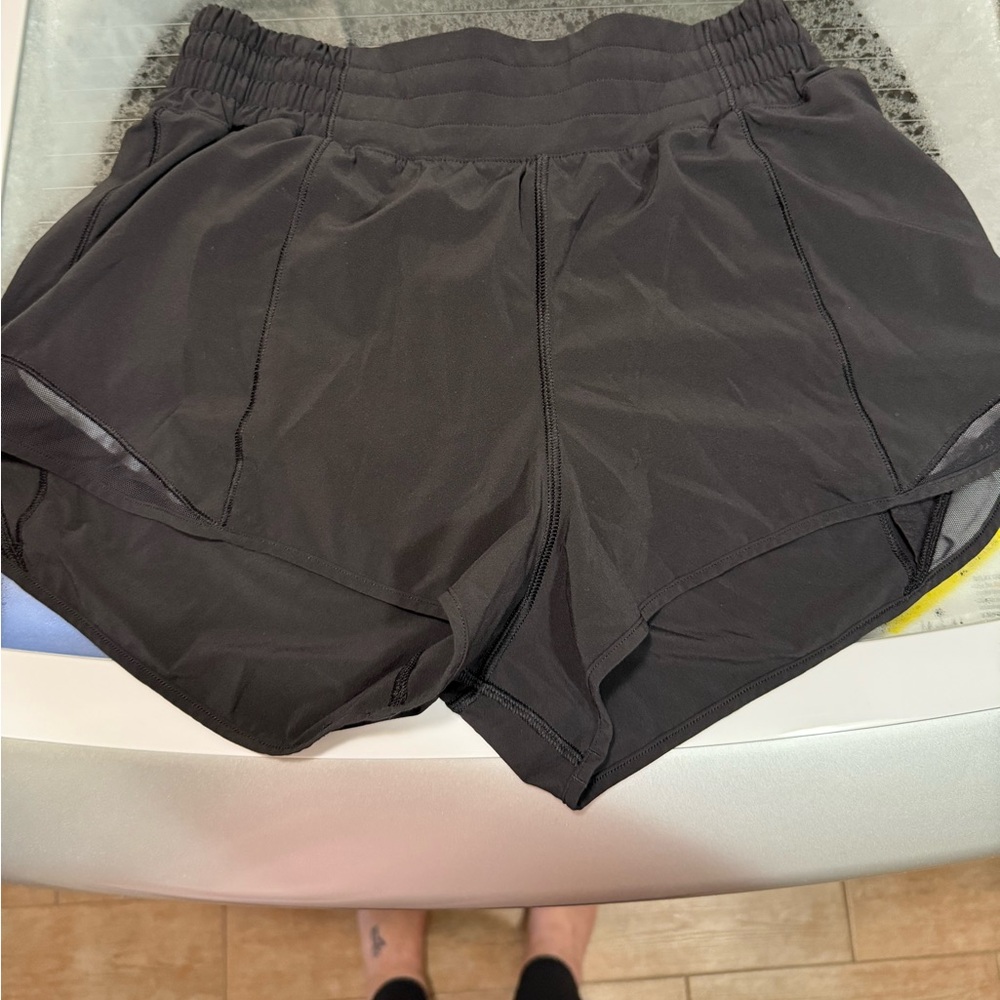 Lululemon hotty hot 4 inch inseam size 6. Used color black